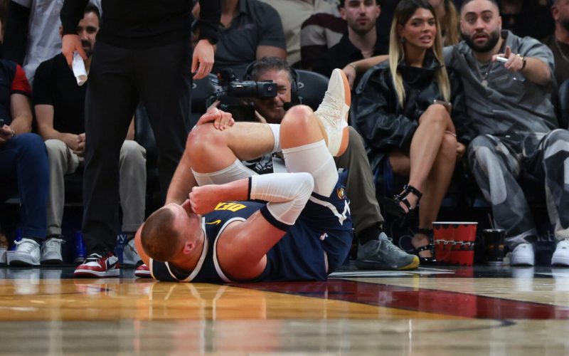 Nikola Jokic se duele tras lesionarse contra Miami Heat. Fotografía: Sam Navarro-Imagn Images