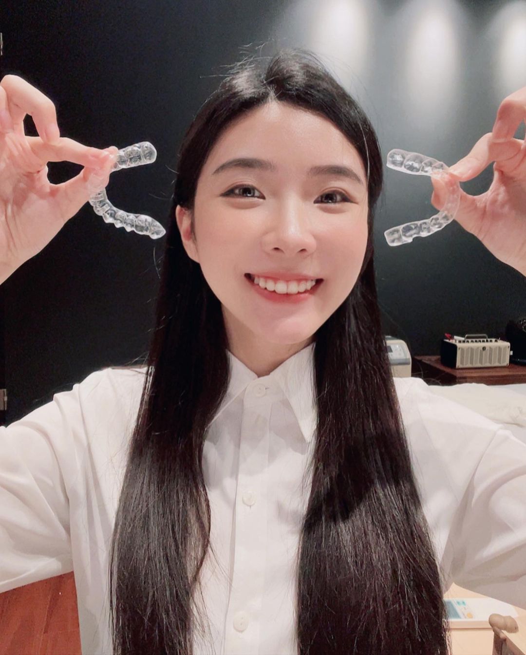 [樂齒 x 嘟嘟DoDo] 以前戴過傳統牙套矯正的人， 現在有隱形矯正真的很幸福， 初期會有些不習慣， 換新階段的隱形牙套時會有一些緊緊痠痠的， 但是完全不會有痛的感覺！