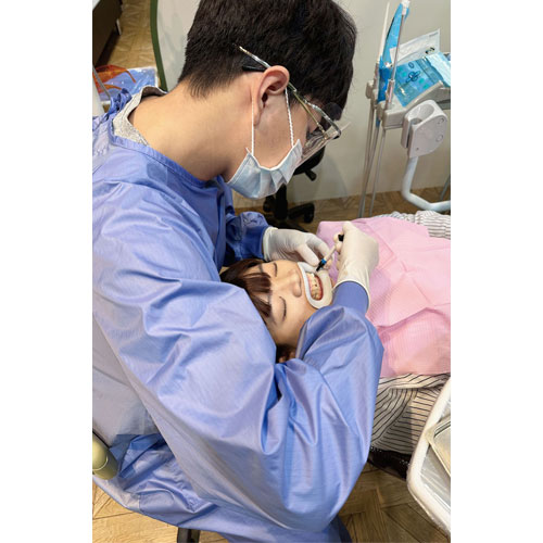 [台中牙齒美白 x 都莉Dolly] 感謝日蒔美學牙醫診所林醫生專業、溫柔又細心的操作，冷光美白結束牙齒沒有不舒服，回去也都可以安心吃冰哦！
