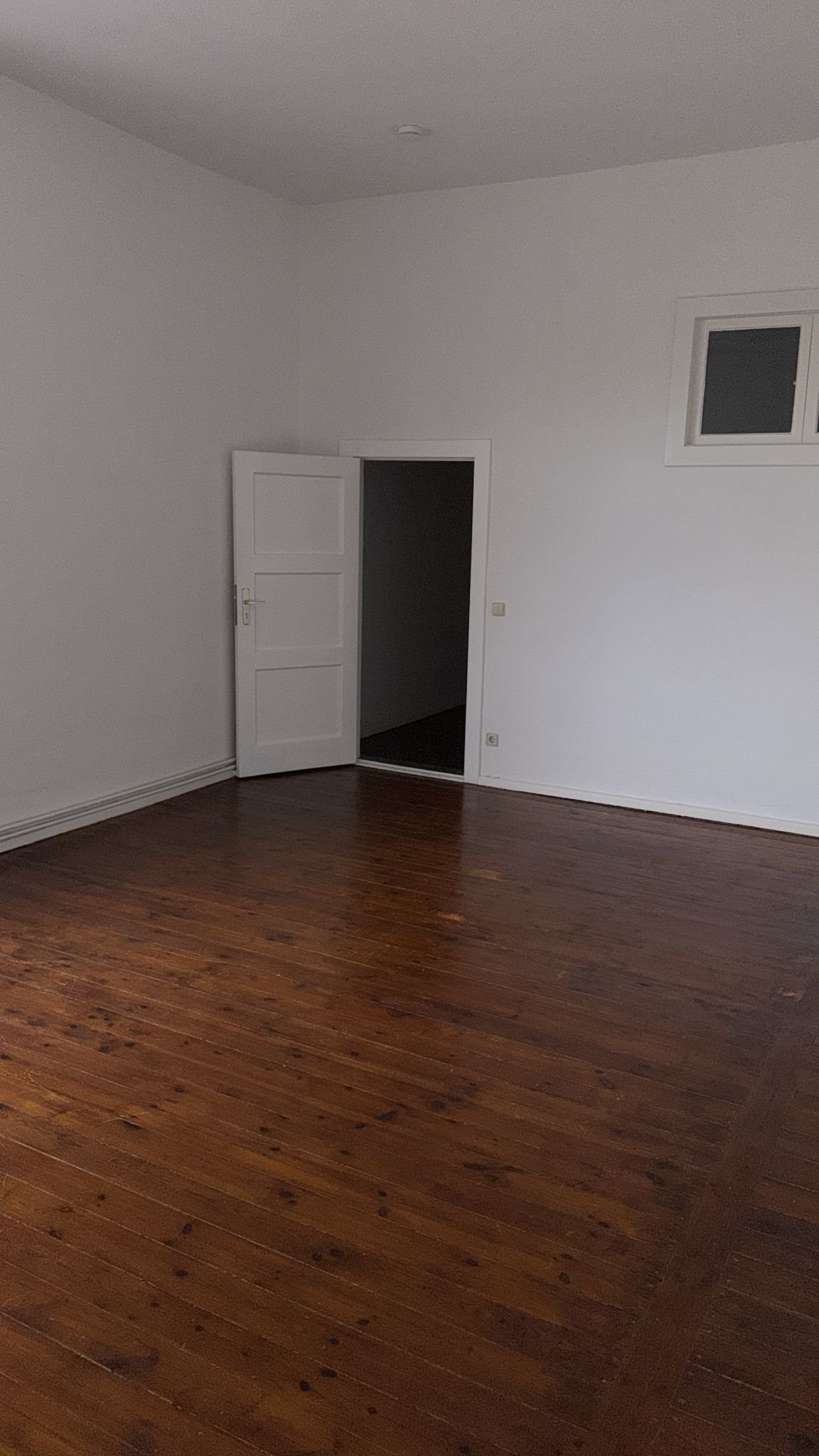 Spacious 2-room apartment at Checkpoint Charlie