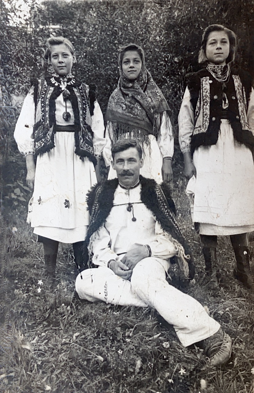 Колекція давніх світлин із гуцульських селищ 