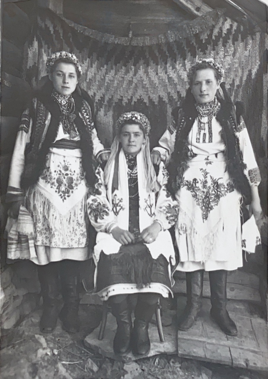 Колекція давніх світлин із гуцульських селищ 