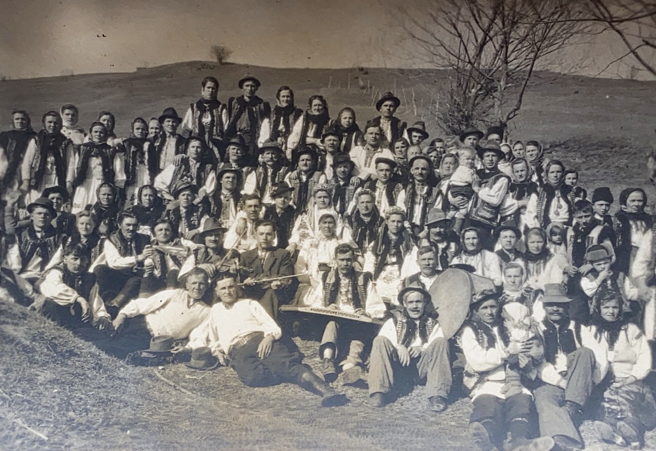 Колекція давніх світлин із гуцульських селищ 