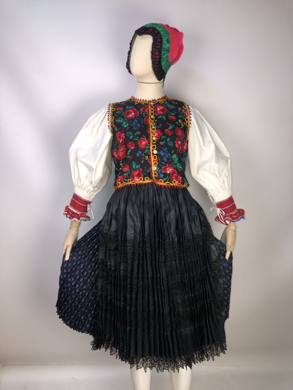 Жіноче святкове вбрання