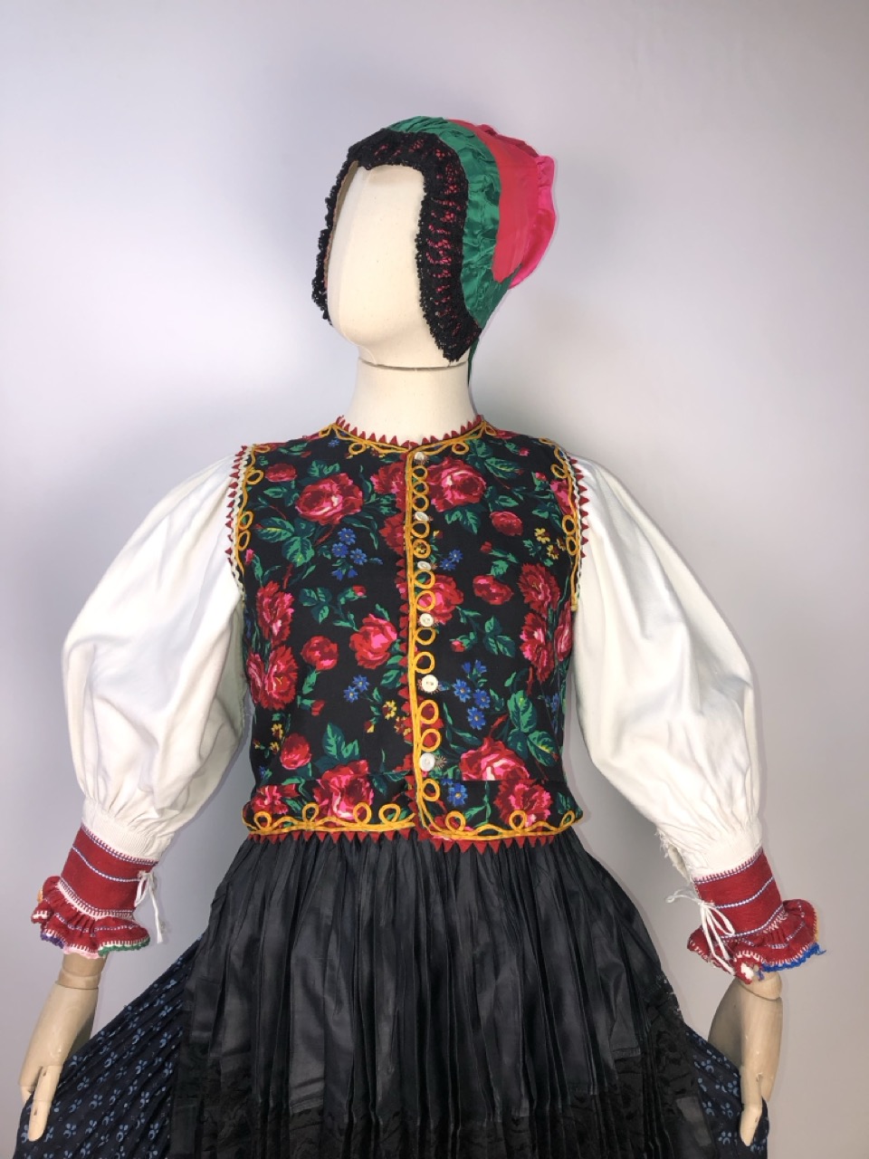 Жіноче святкове вбрання