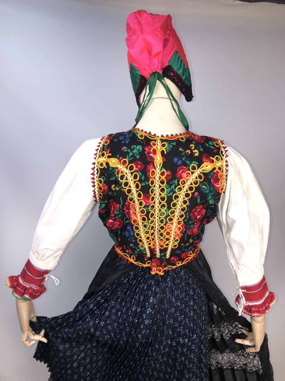 Жіноче святкове вбрання