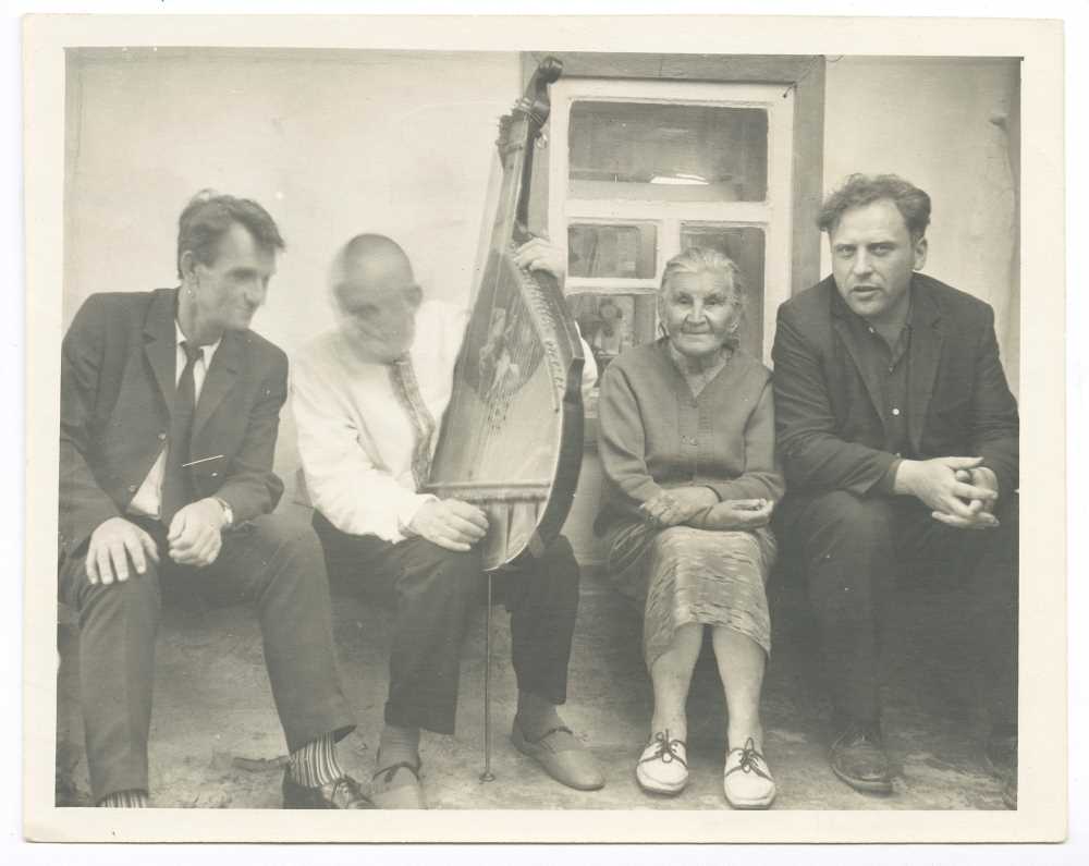 Фото під хатою кобзаря Євгена Адамцевича