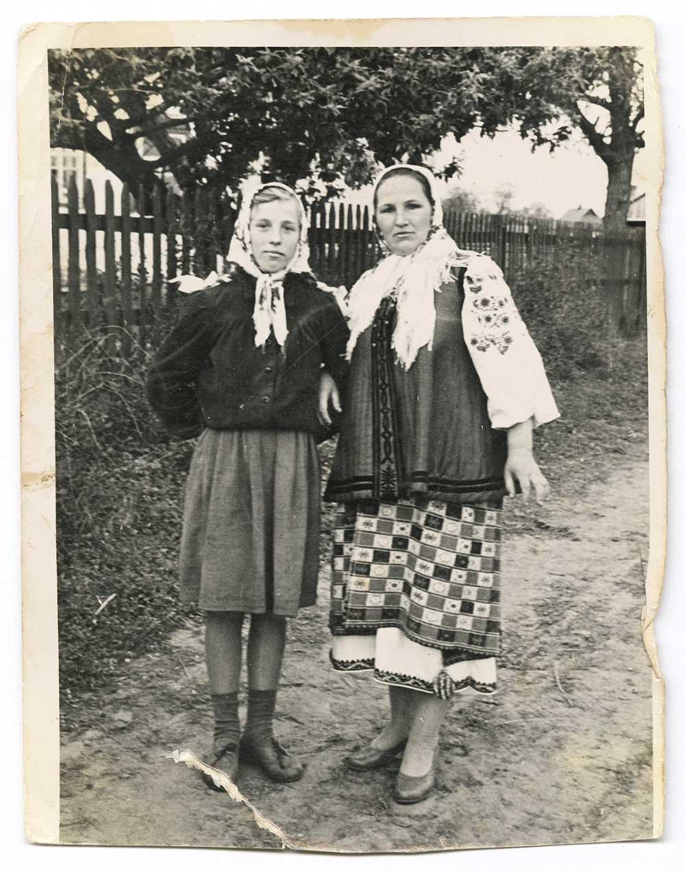 Фото дівчинки та жінки у народному вбрані