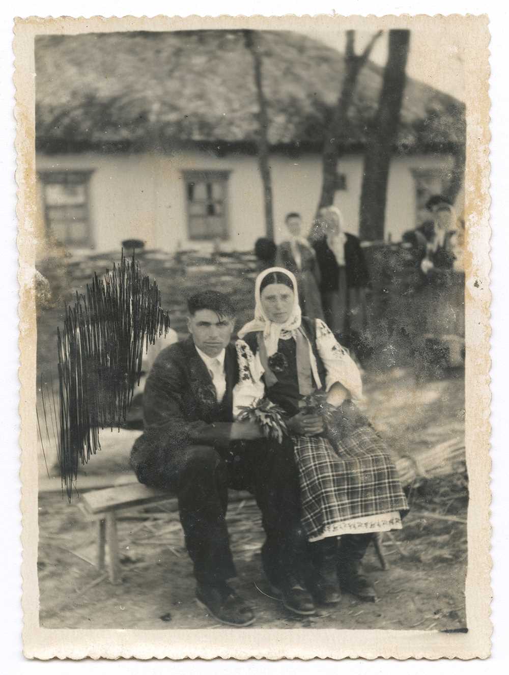 Фото молодої пари біля хати