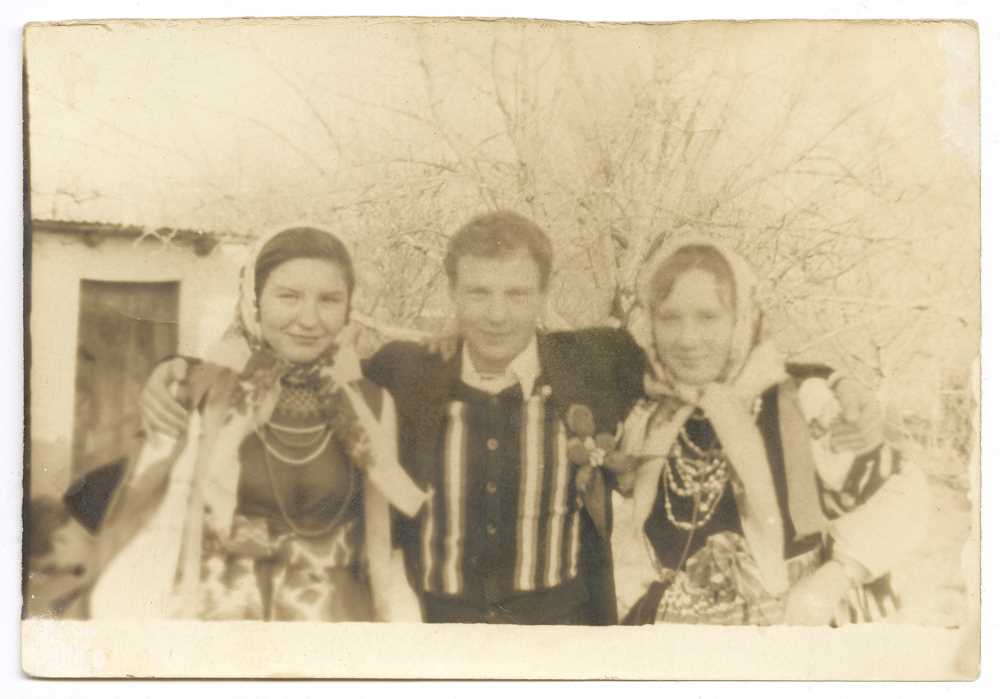 Фото чоловіка та двох жінок