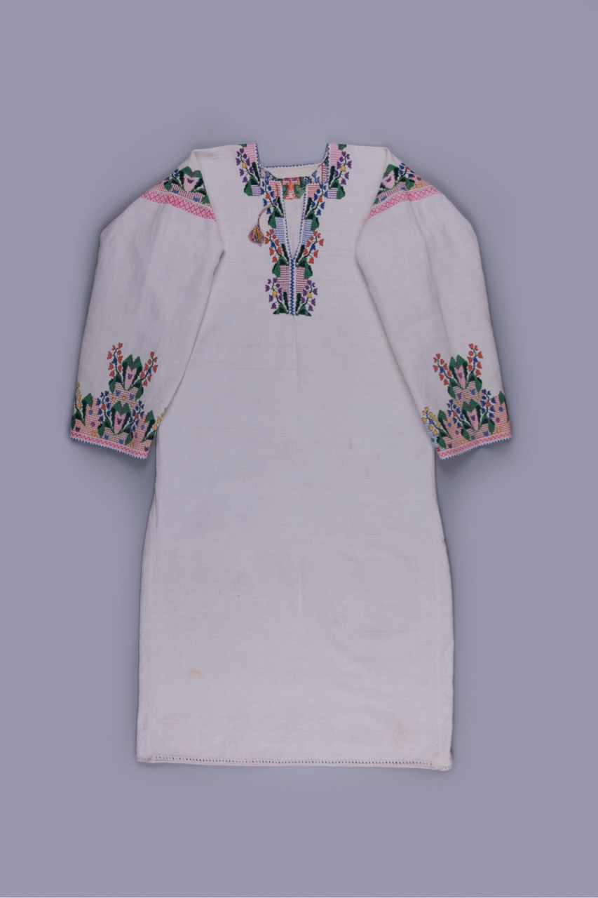 Жіноча вишита сорочка