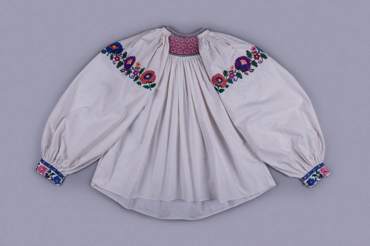 Жіноча вишита сорочка
