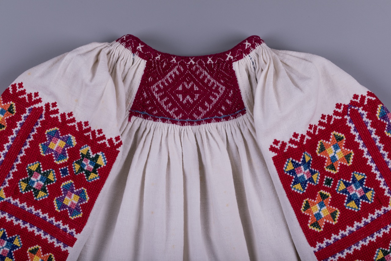 Жіноча вишита сорочка