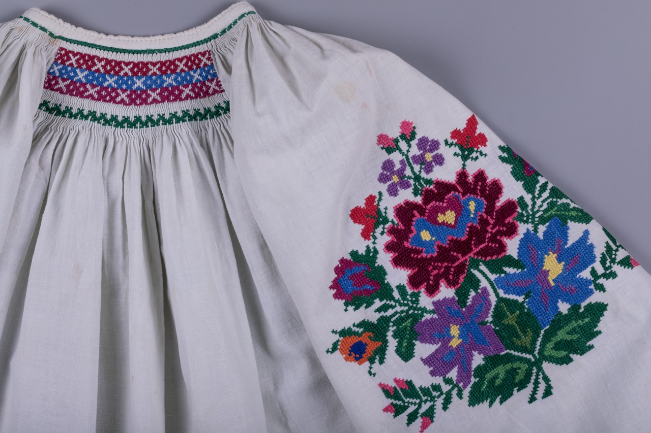 Жіноча вишита сорочка