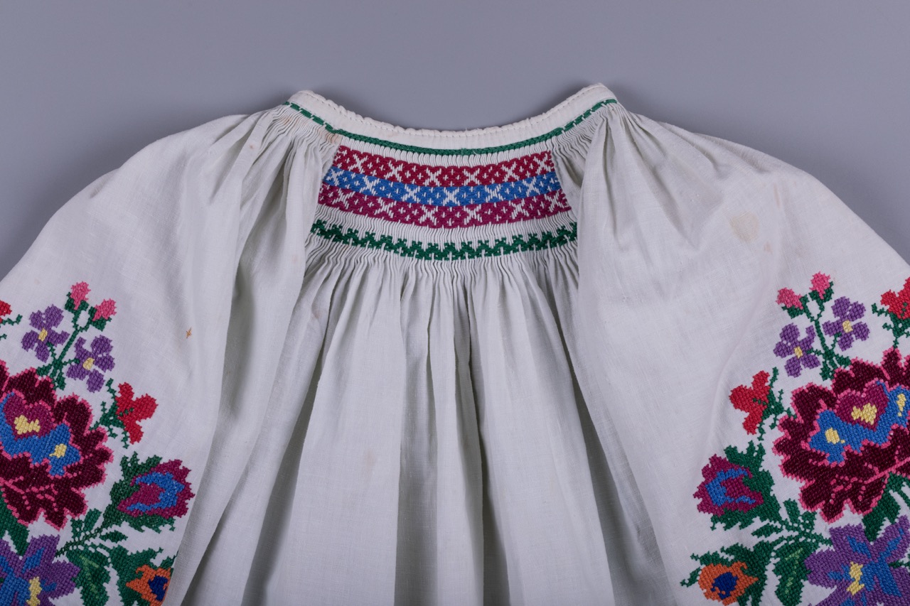 Жіноча вишита сорочка