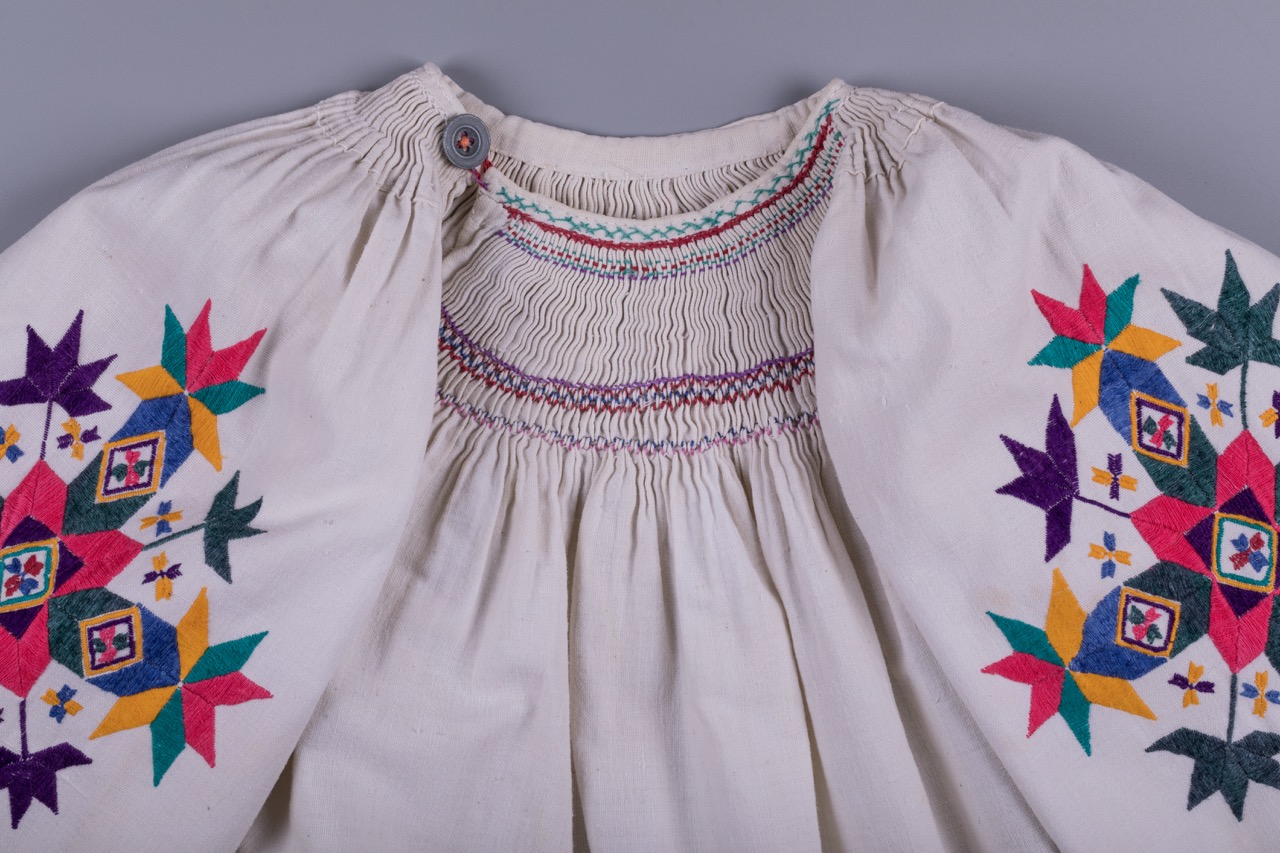 Жіноча вишита сорочка