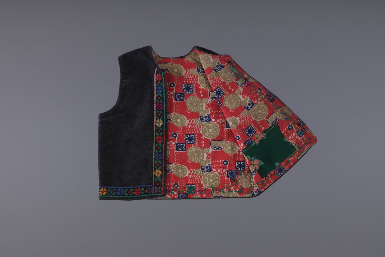 Дитяча вишита камізелька