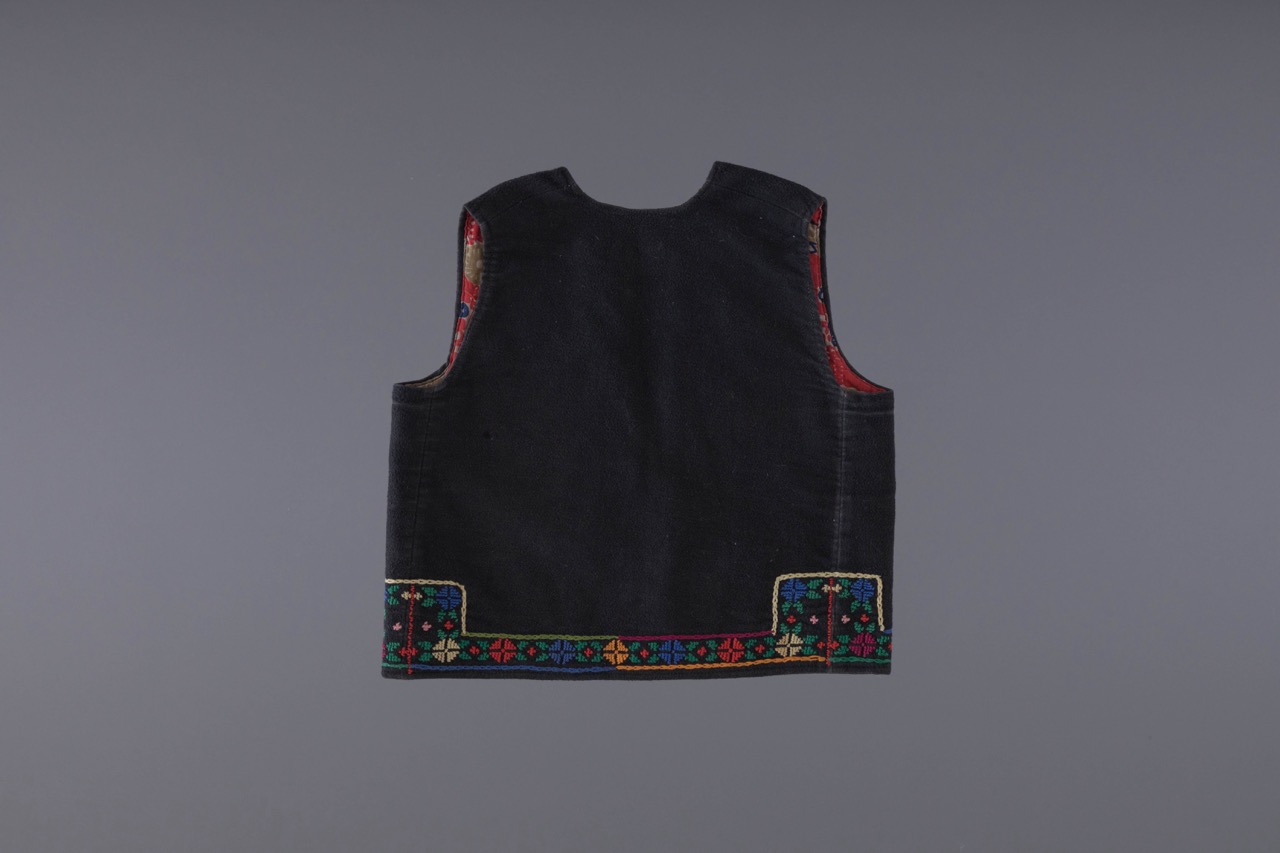 Дитяча вишита камізелька