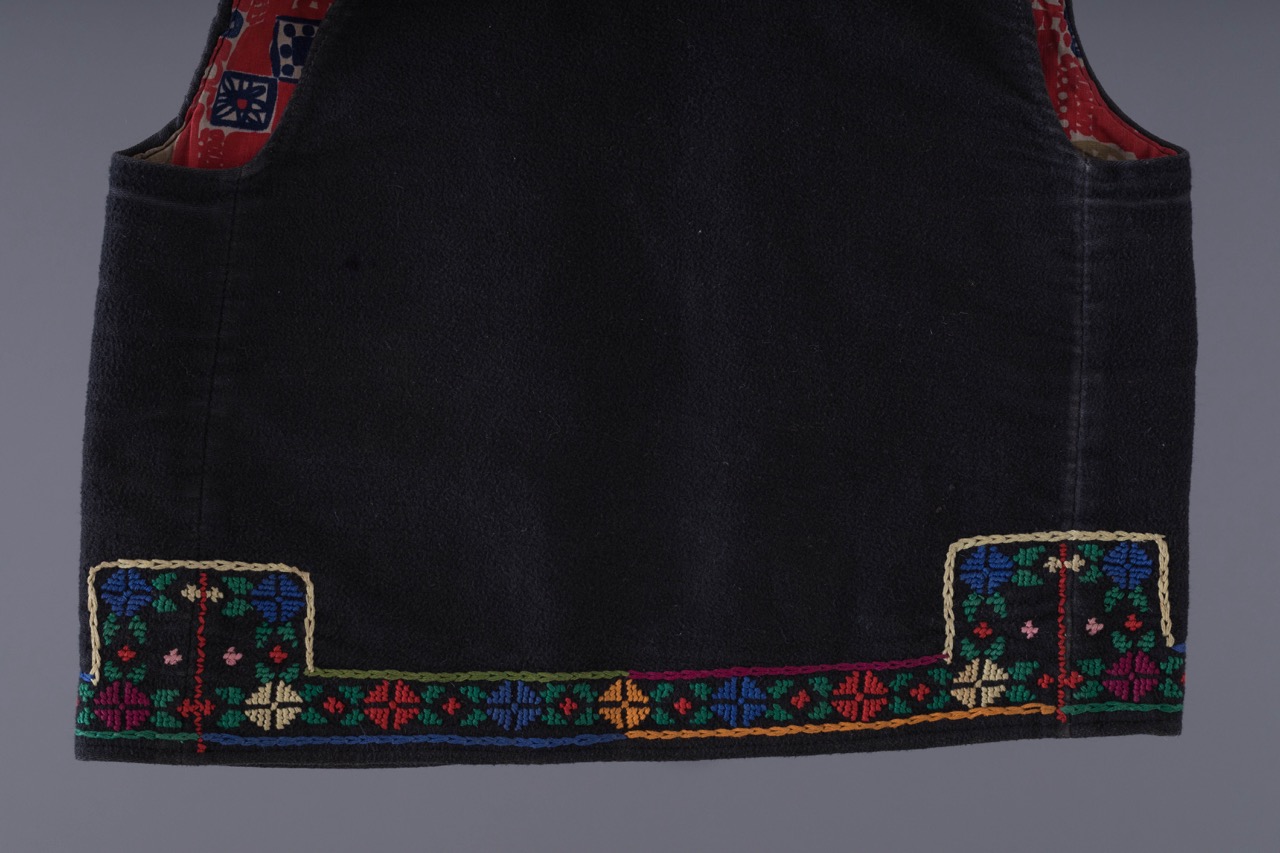 Дитяча вишита камізелька