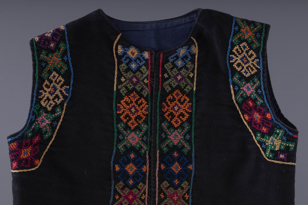 Дитяча вишита камізелька