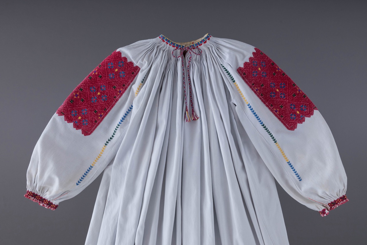 Жіноча вишита сорочка з тканою вставкою