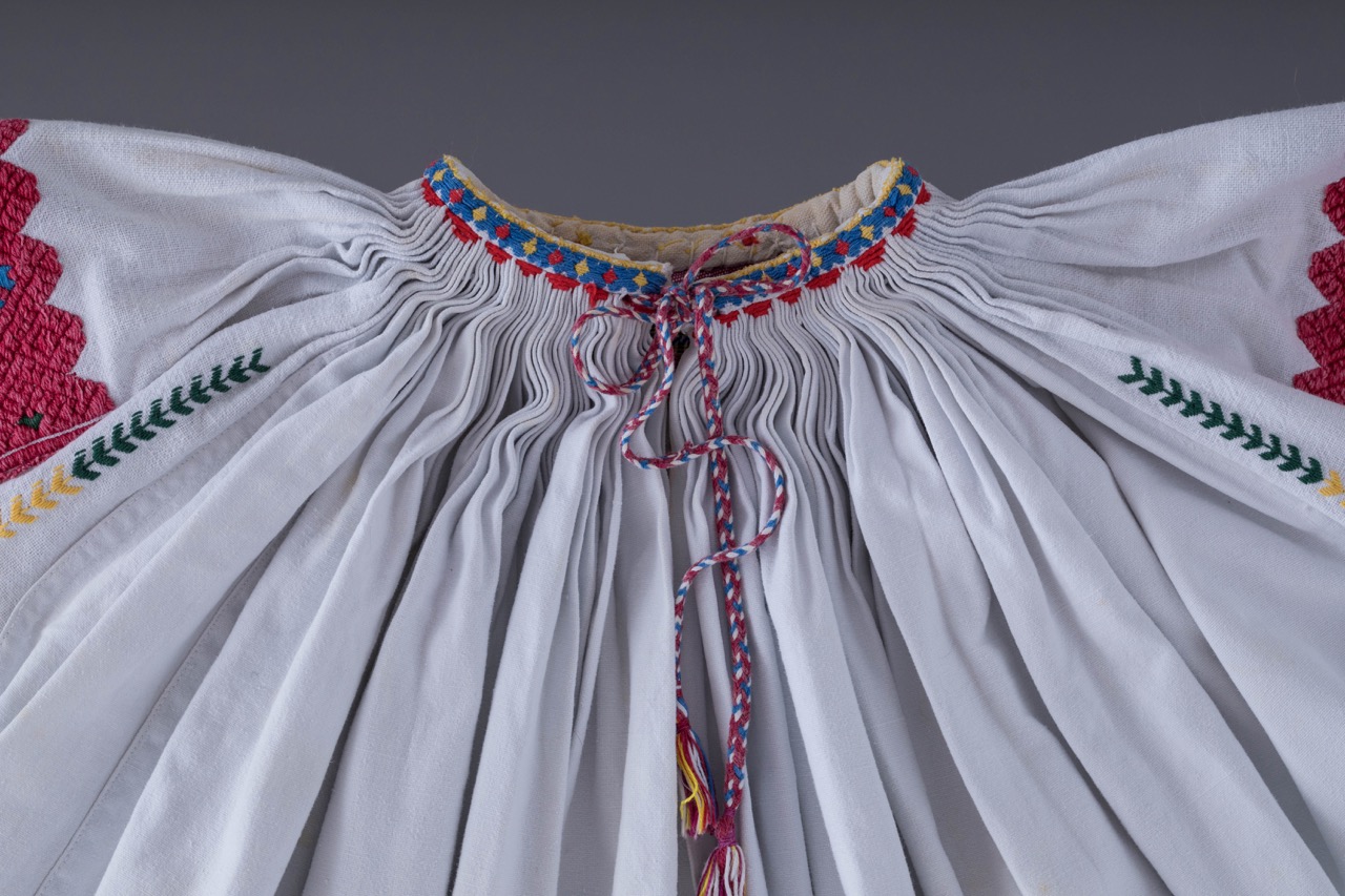 Жіноча вишита сорочка з тканою вставкою