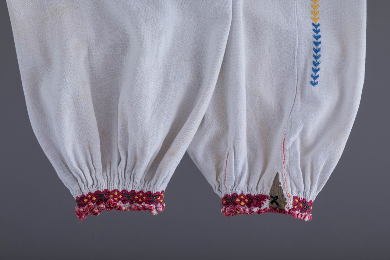 Жіноча вишита сорочка з тканою вставкою