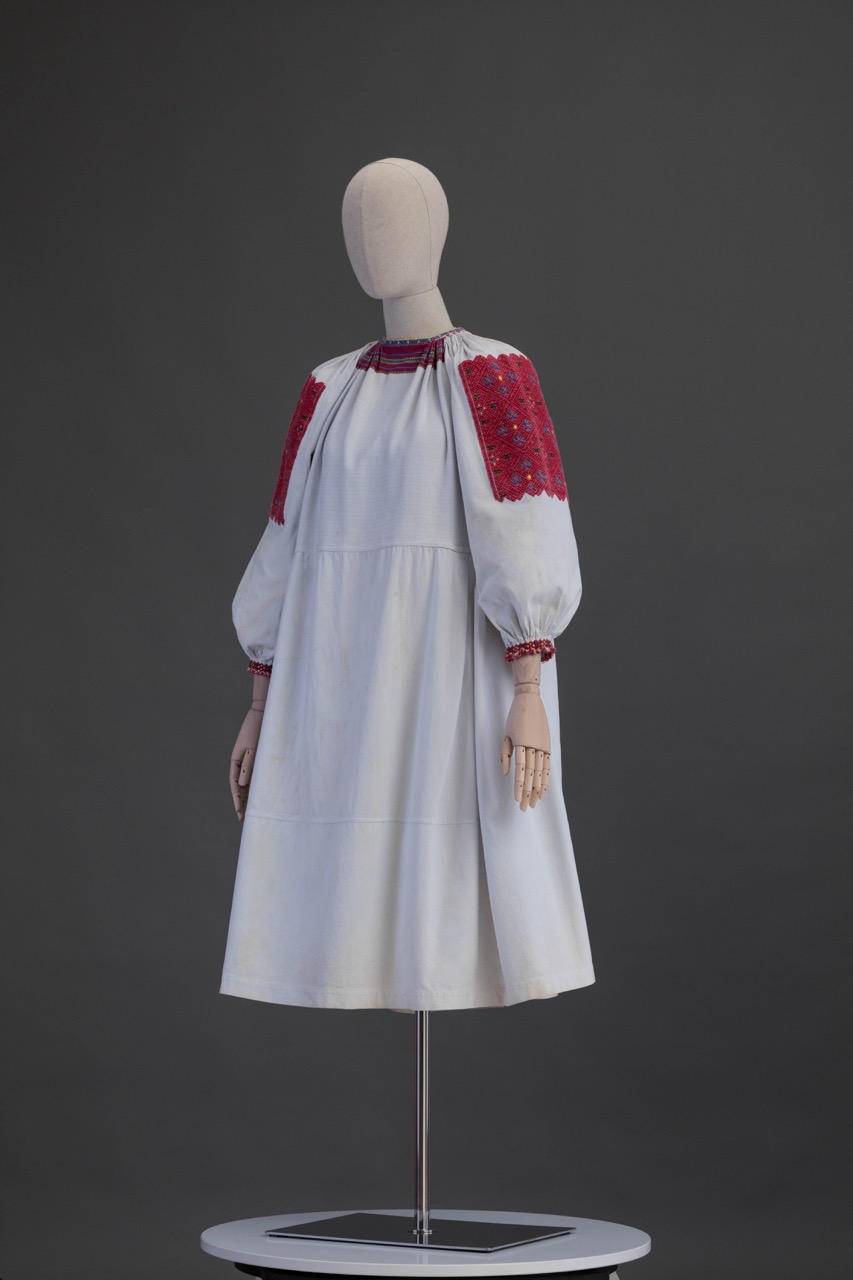 Жіноча вишита сорочка з тканою вставкою