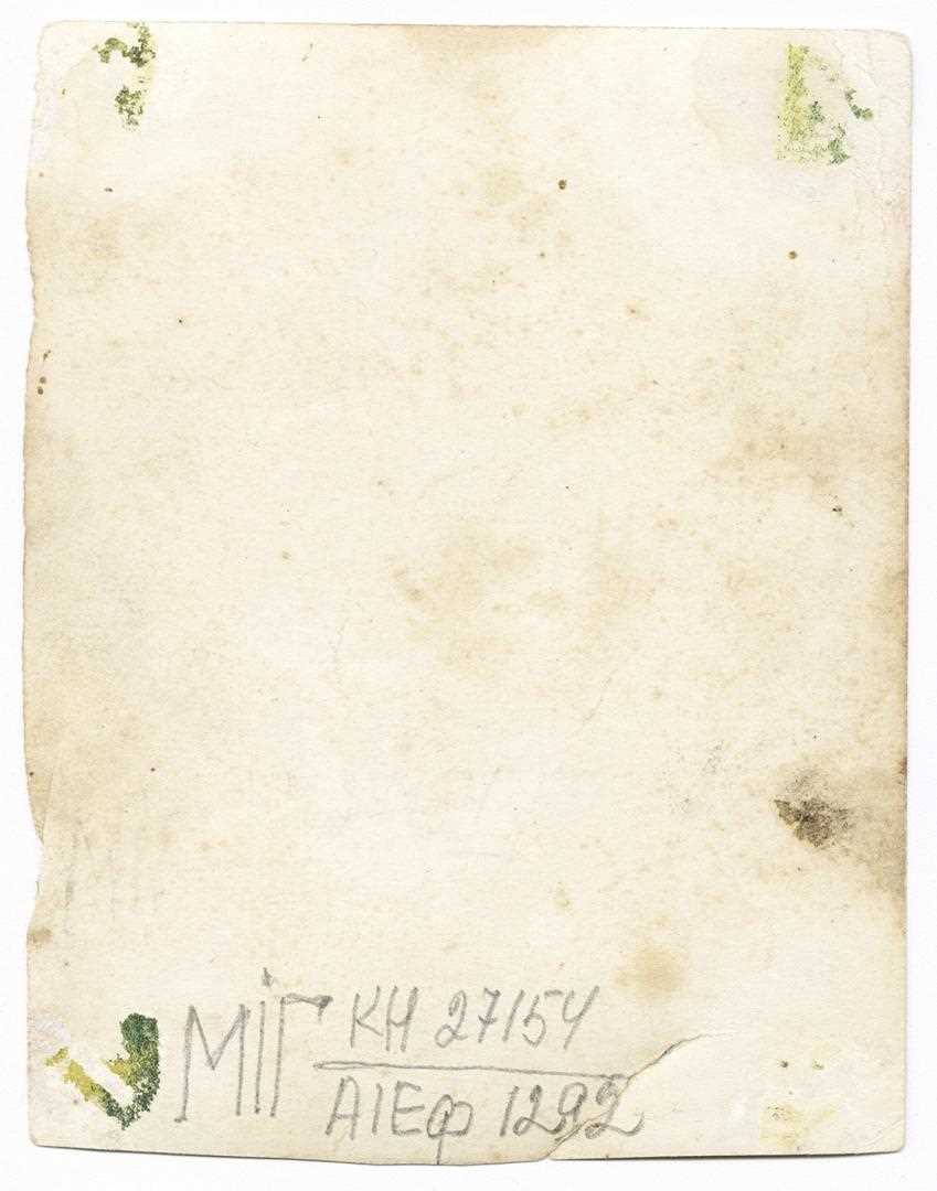 Фото дівчинки та жінки у народному вбрані