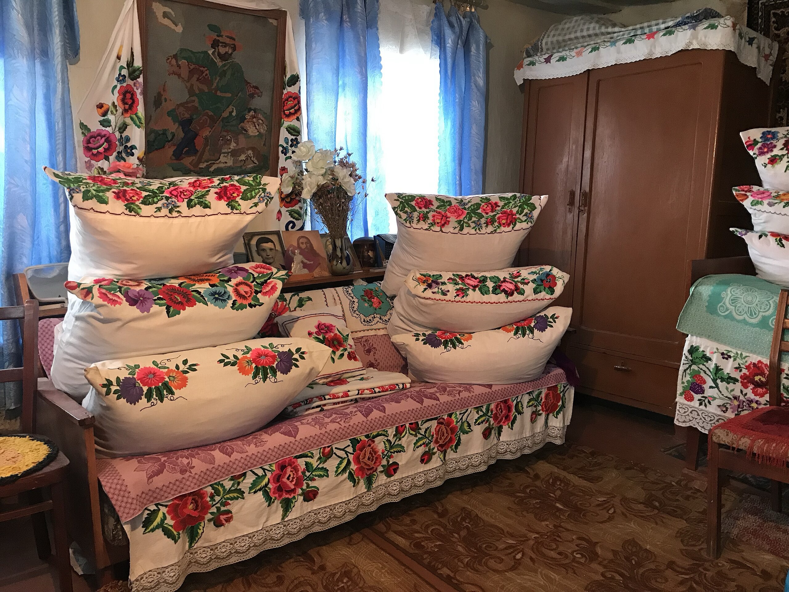 Військовий натрапив на підзор у будинку на Донеччині, де зупинився його підрозділ. Зараз від того будинку лишилися самі руїни. Удома дружина військового взялася їх прати. Каже, тканини були чорні й різко пахли солярою та димом. Сажа сходила, і з-під неї проступали соковиті суниці та виноград. 