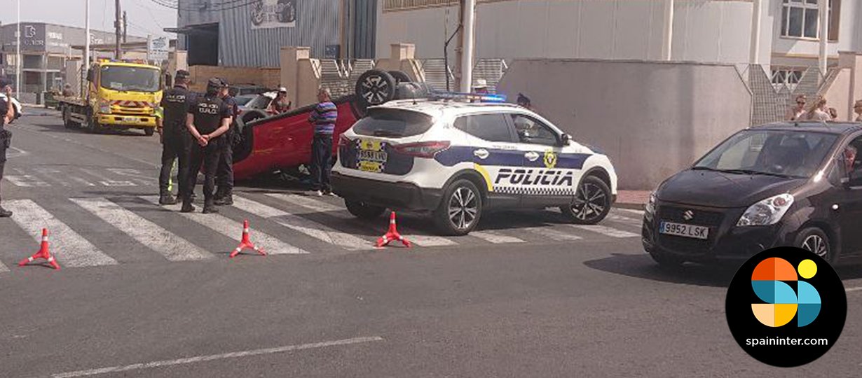 Coche volcado en Torrevieja