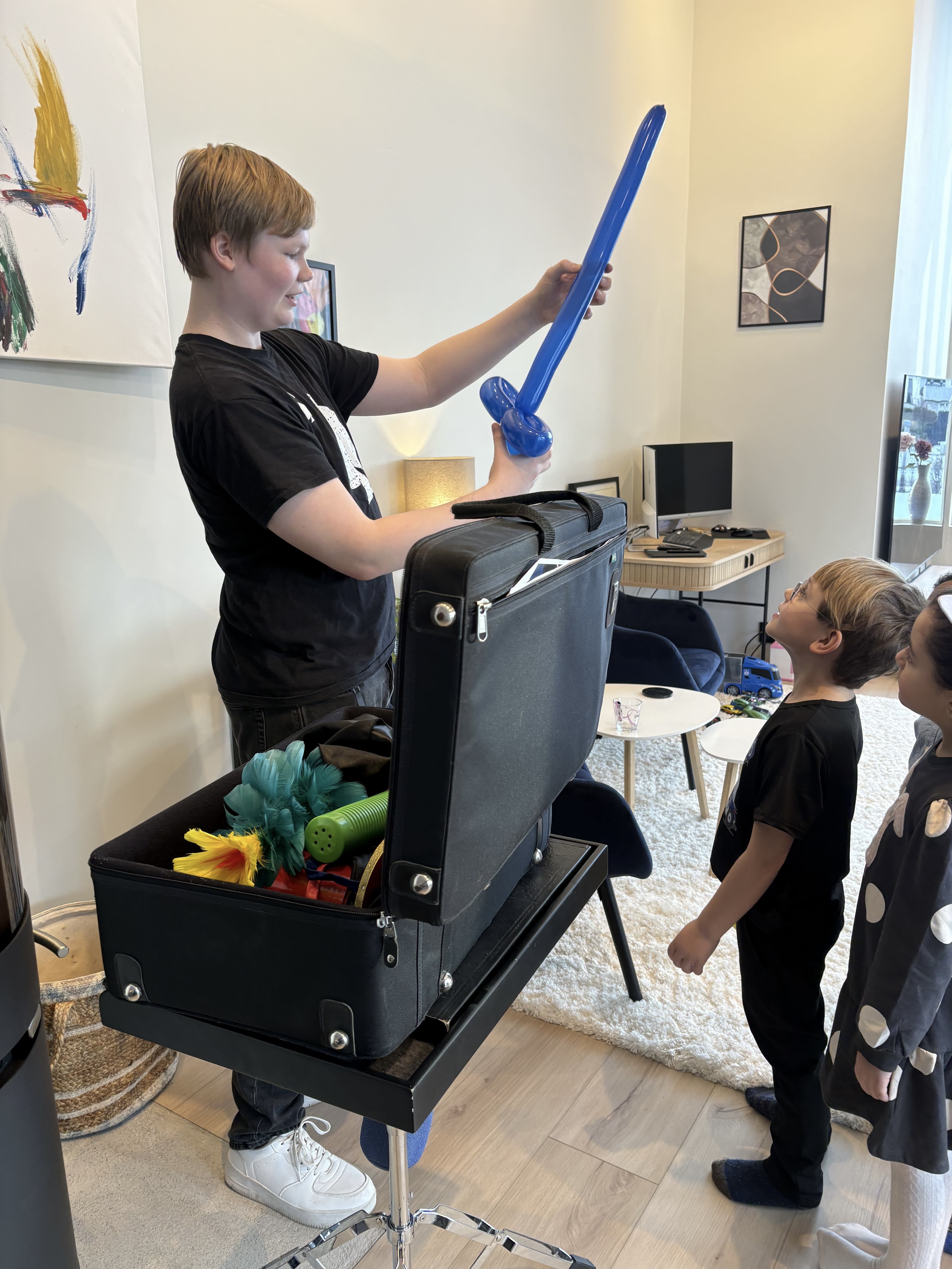 Spar S lager ballongdyr til barn på en bursdag