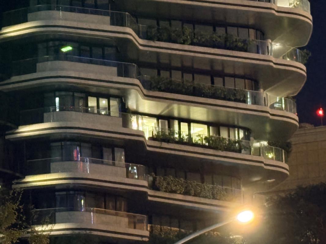 陶朱隱園夜間亮燈與錯落陽台輪廓