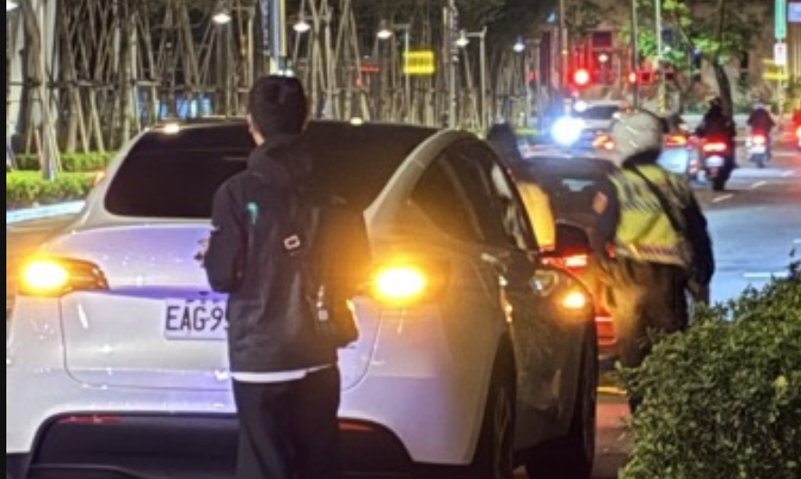 旋轉豪宅前驚傳車禍！「陶朱隱園」路口深夜車禍　大咖女星現身路邊風采依舊