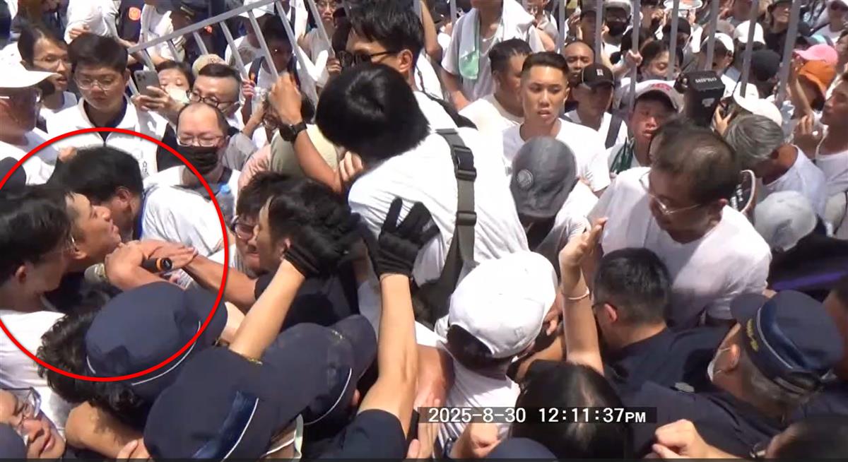 跑不掉！勒警脖子影像清晰　北市警：依法嚴懲
