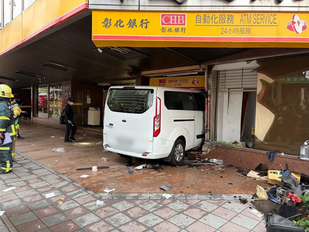 三立採訪車失控衝進彰化銀行　10人受傷、3人重傷