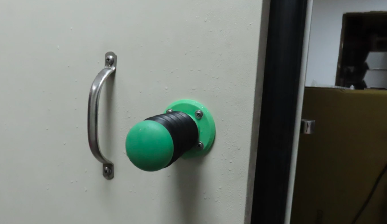 成家小館女員工陳屍冰櫃 家屬哀痛相驗「遺體未解凍」