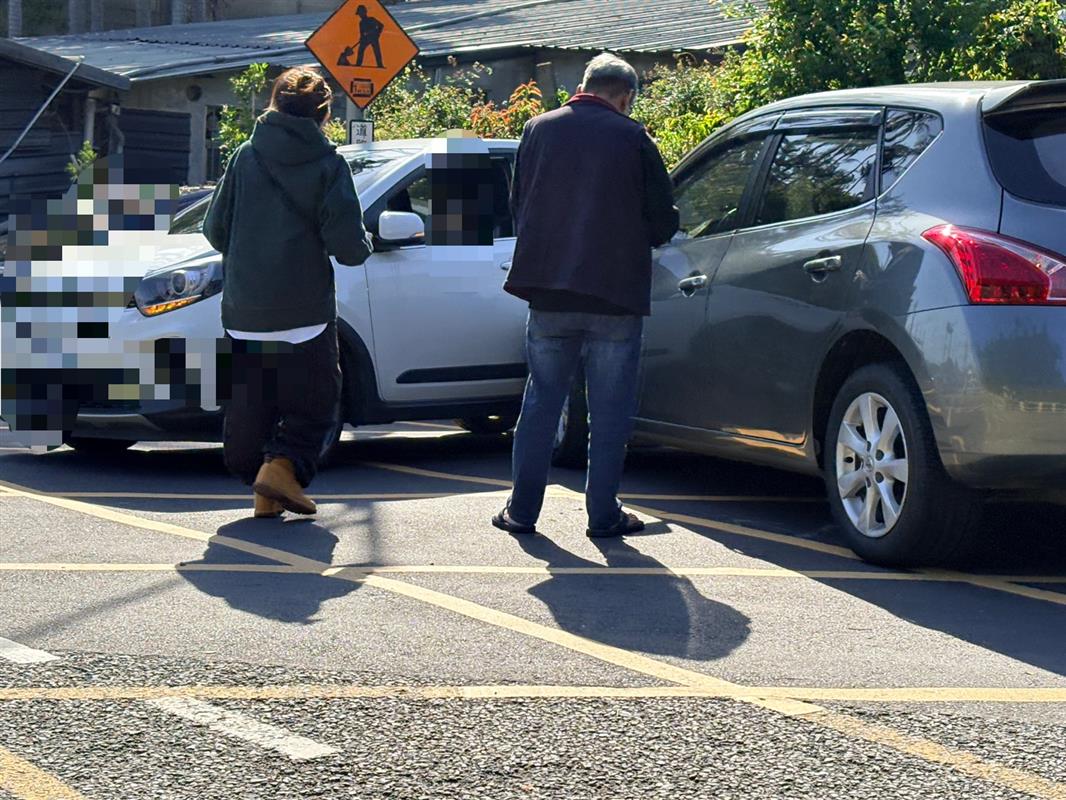獨家／陽明山行義路溫泉入口車禍　兩車擦撞釀山道大塞車