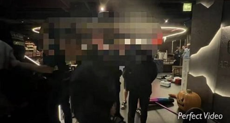 信義分局員警在餐酒館內處置砸店案件