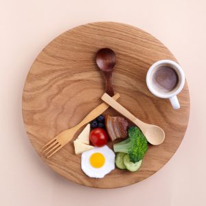 plate with food and spoons positioned like a clock to symbolize fasting