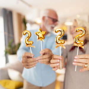 couple holding 2022 new years mini balloons