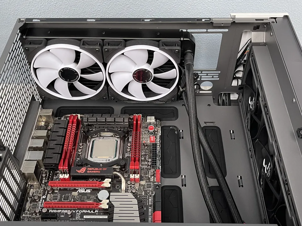 Test skříně Fractal Design North XL: skandinávský styl pro vaše PC