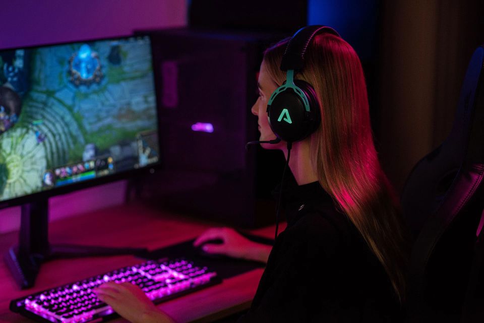 Zaposlouchej se do virtuálního světa s LAMAX Heroes Defender1