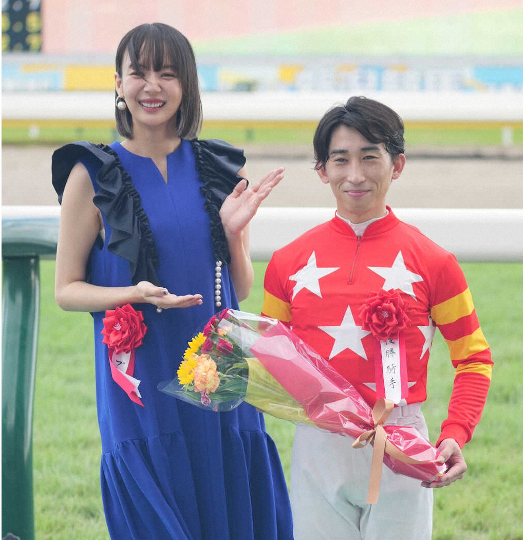 <新潟記念>新潟記念のプレゼンターを務めた岡田紗佳(左)と、殊勲の木幡初(撮影・郡司 修)