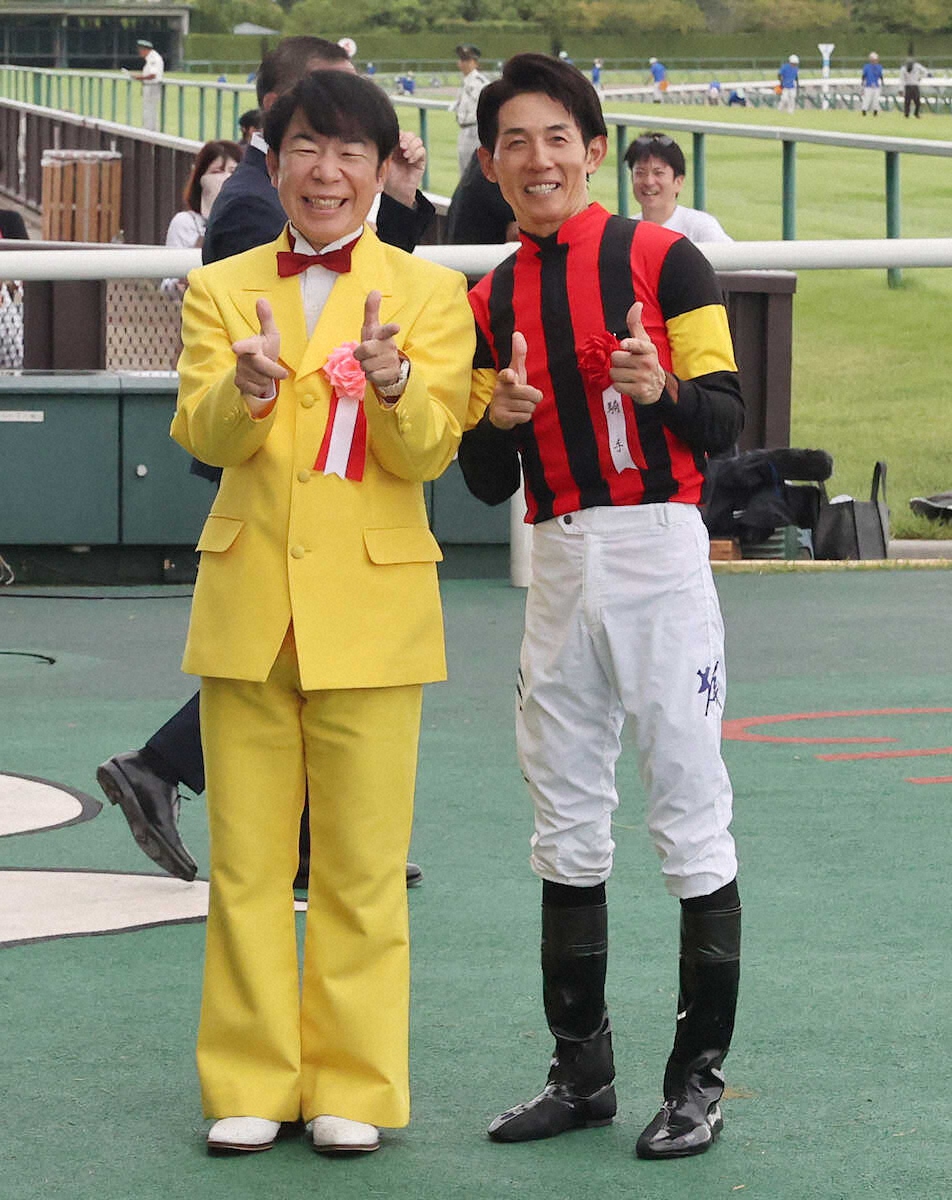 <小倉2歳S>勝利した幸は表彰式でプレゼンターを務めたダンディ坂野(左)とゲッツのポーズ(撮影・椎名 航)
