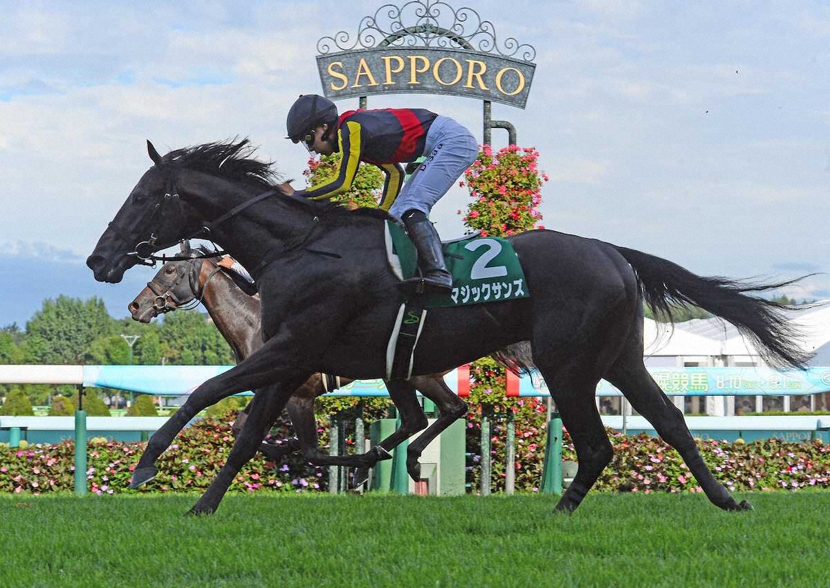 <札幌2歳S>ゴール前で大外から差し切って勝った(2)マジックサンズ(撮影・千葉 茂)