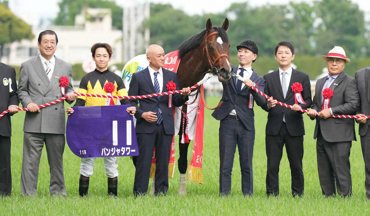 <NHKマイルC>レースを制したパンジャタワーと騎乗した松山(左から2人目)、管理する橋口師(右から2人目)。代表オーナーの深澤朝房氏(左端)(撮影・郡司 修)