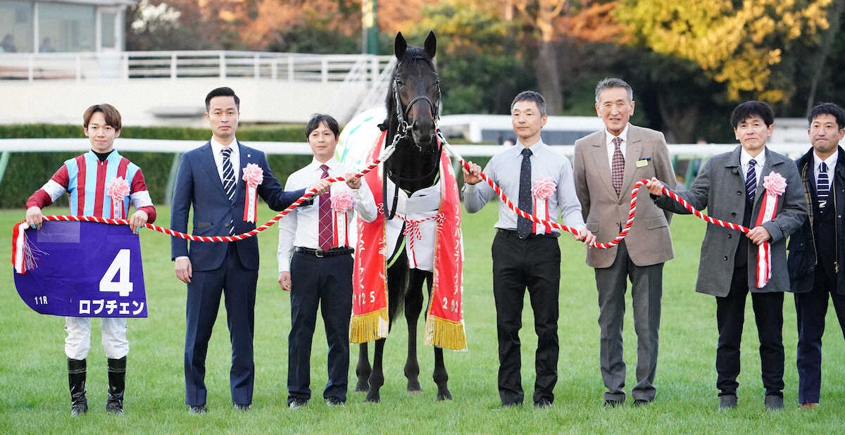 ＜ホープフルS＞レースを制したロブチェン陣営。（左から）松山、杉山師（撮影・村上　大輔）