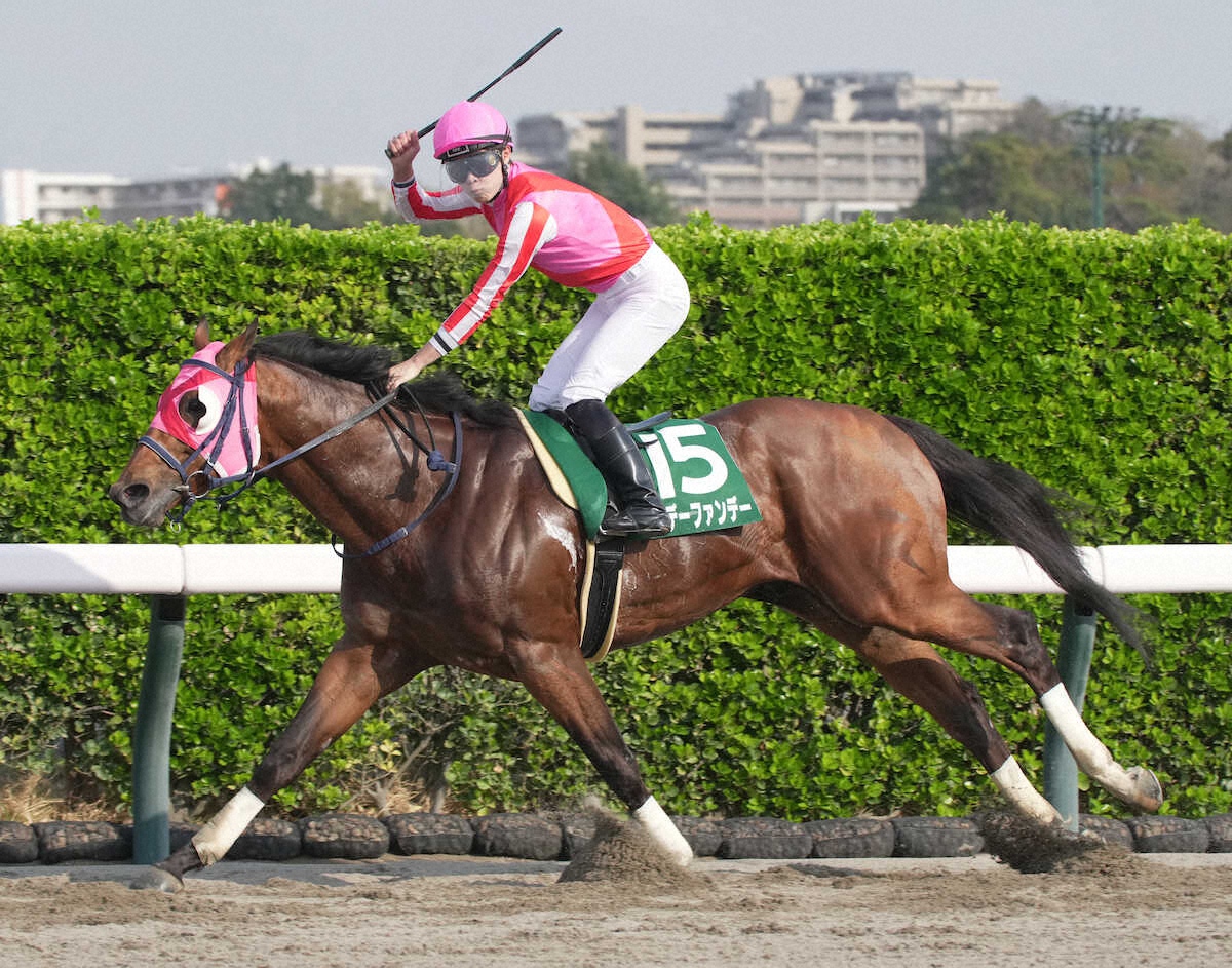 ＜マーチS＞マーチSを制したサンデーファンデーの鞍上でガッツポーズをする角田大和
