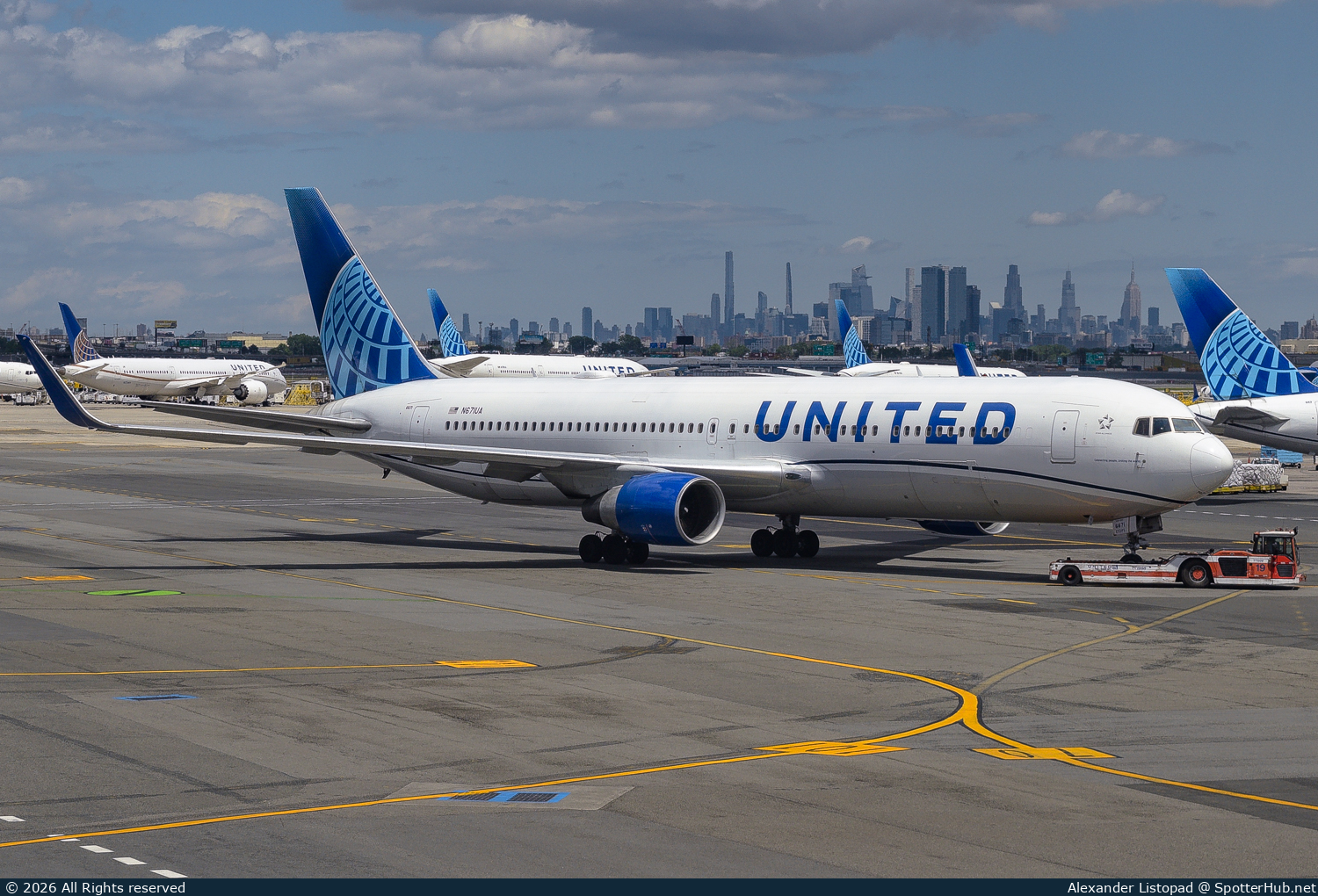Photo of N671UA - Boeing 767-322(ER) operated by United Airlines